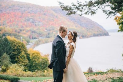 Bride and groom beside the Hudson River