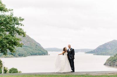 Bride and groom beside the Hudson River